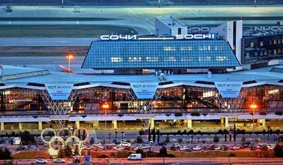 Adler Sochi luchthaven in de avond