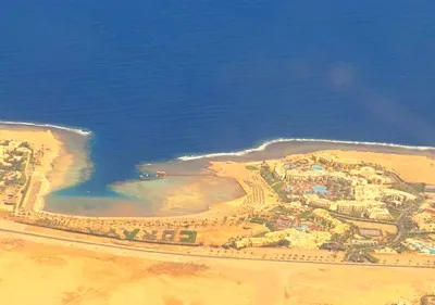 De weg van de luchthaven naar de stad Marsa Alam langs de kust van de Rode Zee.