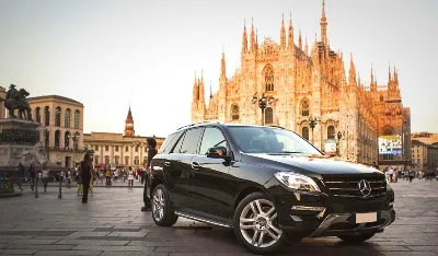 Privé transfer op de luchthaven van Malpensa. Auto op het plein