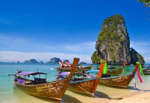 Boten aan de kust in Thailand