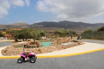 Het meisje rijdt op een quad in een vakantiepark.