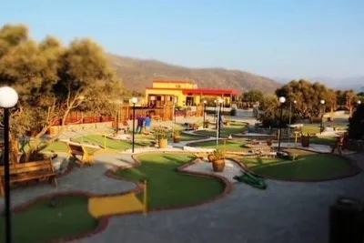 Minigolf en 18 holes om te spelen in het Maze Amusement Park.