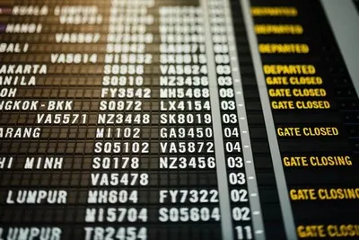 Bekijk het online scorebord op Antalya Airport. Auteur Chutter Snap