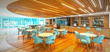 Café in de terminal van de luchthaven van Dalaman.