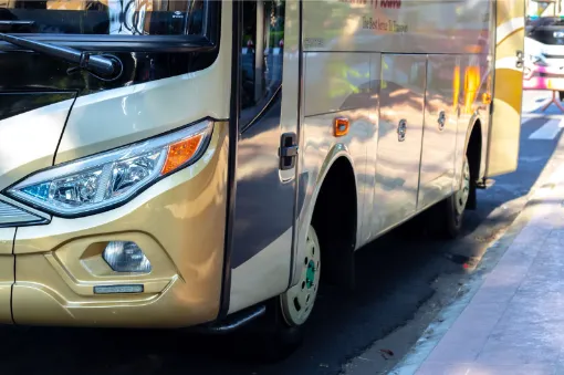 De bus rijdt op de weg vanaf het vliegveld