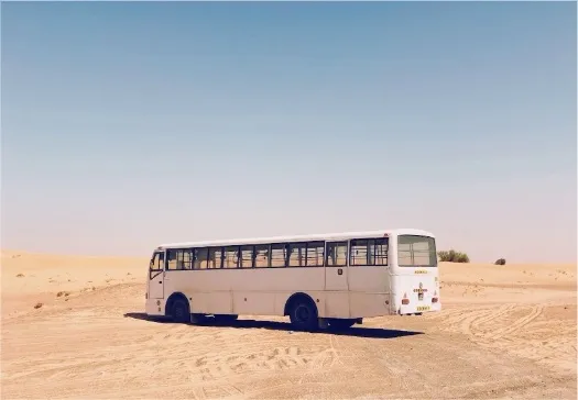 De bus staat midden in de woestijn