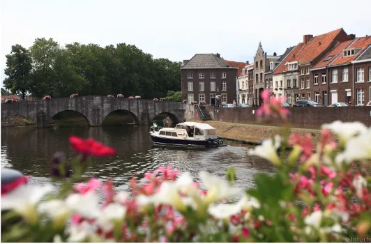 Uitzicht op de stad vanaf de rivier