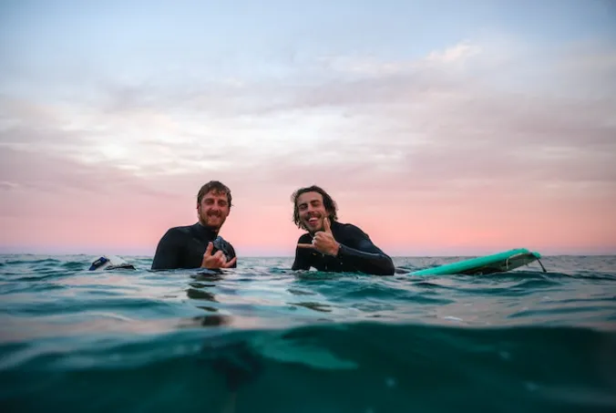 Vrienden surfen tijdens zomeravontuur op Bali