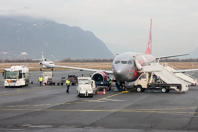 Vliegtuigen op Chambery Airport CMF
