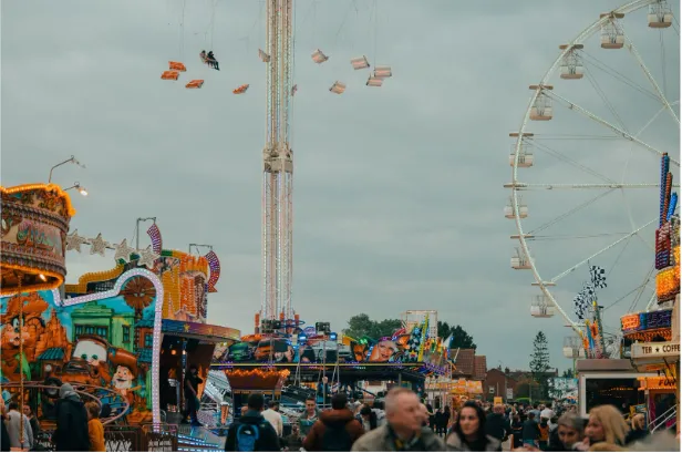 Attracties en carrousels in het park