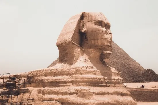 Het standbeeld van de Sfinx naast de piramides van Giza, Egypte